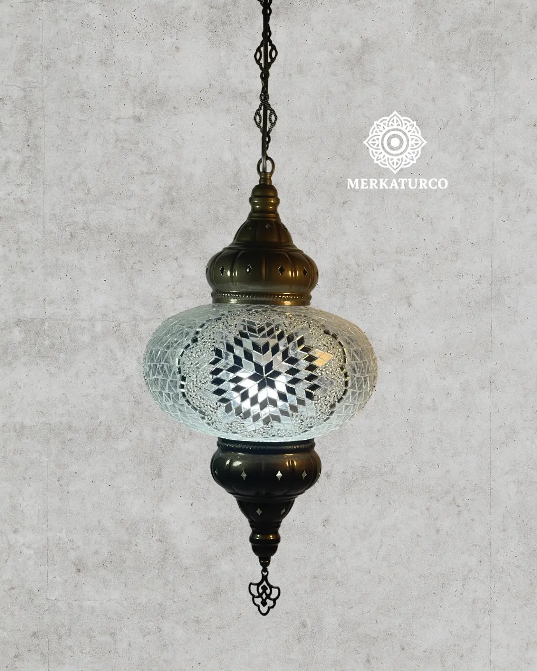 Lámpara de techo oriental con arte en vidrio de colores vibrantes.  