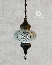 Lámpara de techo oriental con arte en vidrio de colores vibrantes.  