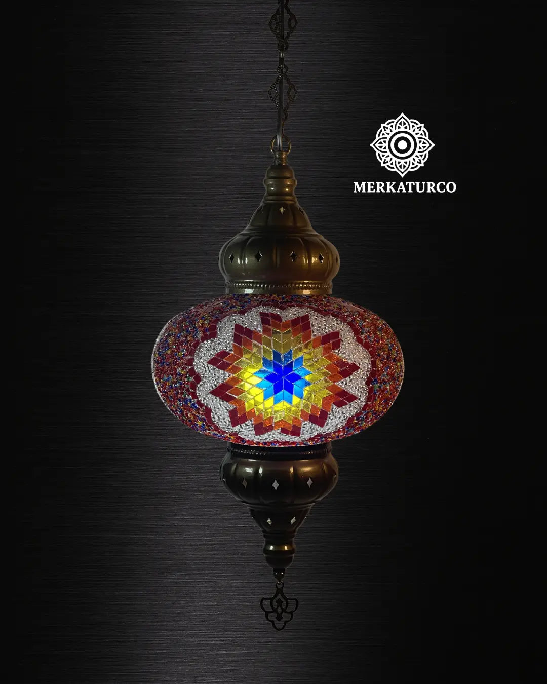 Lámpara turca colgante ideal para salas y comedores elegantes.  