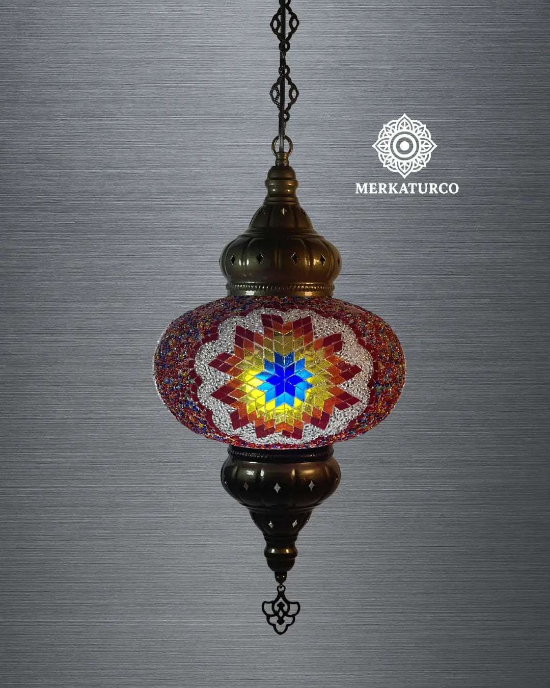 Lámpara de techo con diseño geométrico tradicional turco.  
