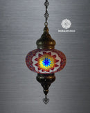 Lámpara de techo con diseño geométrico tradicional turco.  

