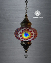 Lámpara de techo con diseño geométrico tradicional turco.  
