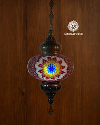 Lámpara de techo turca artesanal con mosaicos coloridos.  
