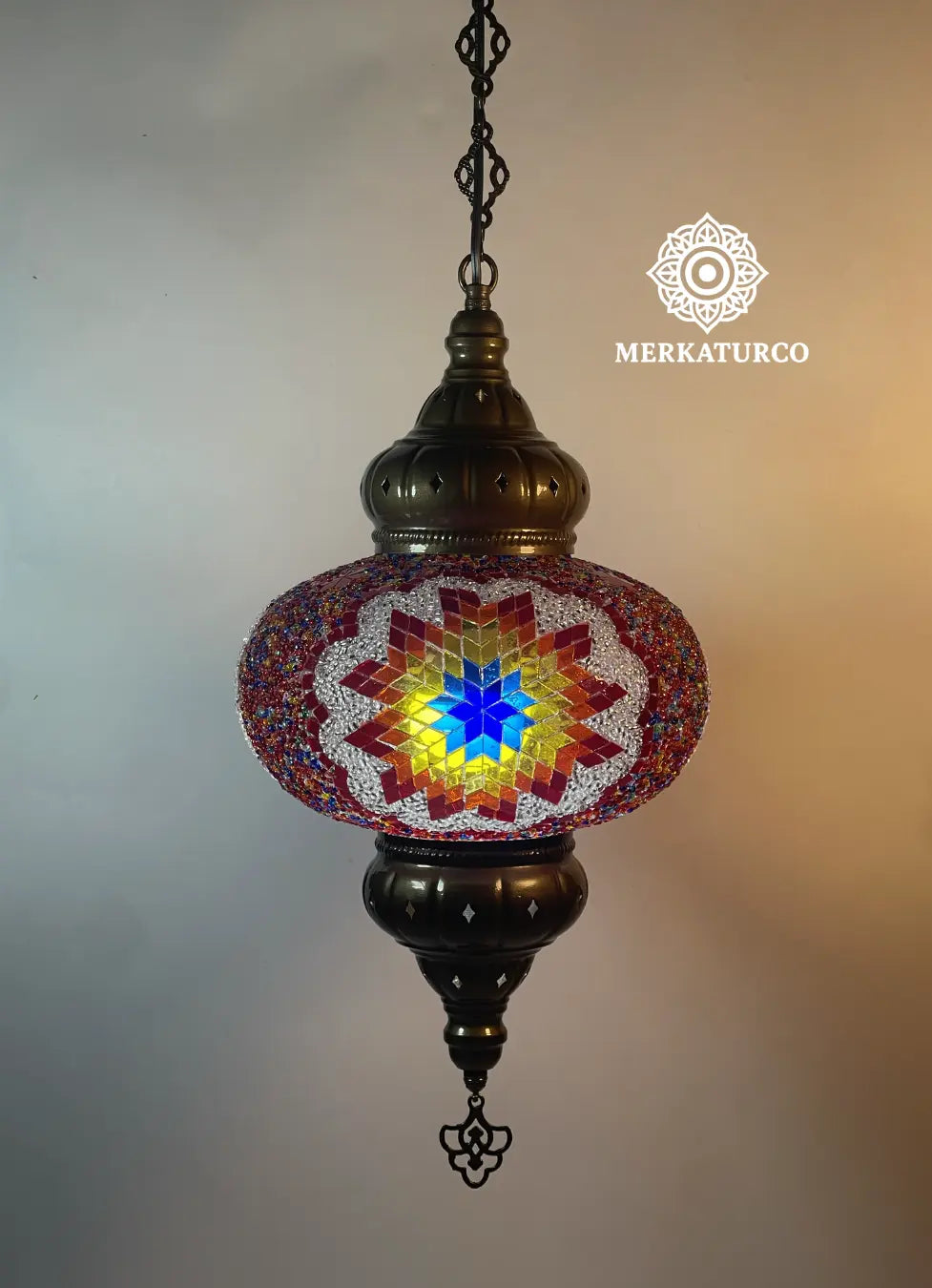 Lámpara de techo artesanal inspirada en el arte de Estambul.  
