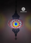 Lámpara de techo decorativa con mosaicos de vidrio brillante.  
