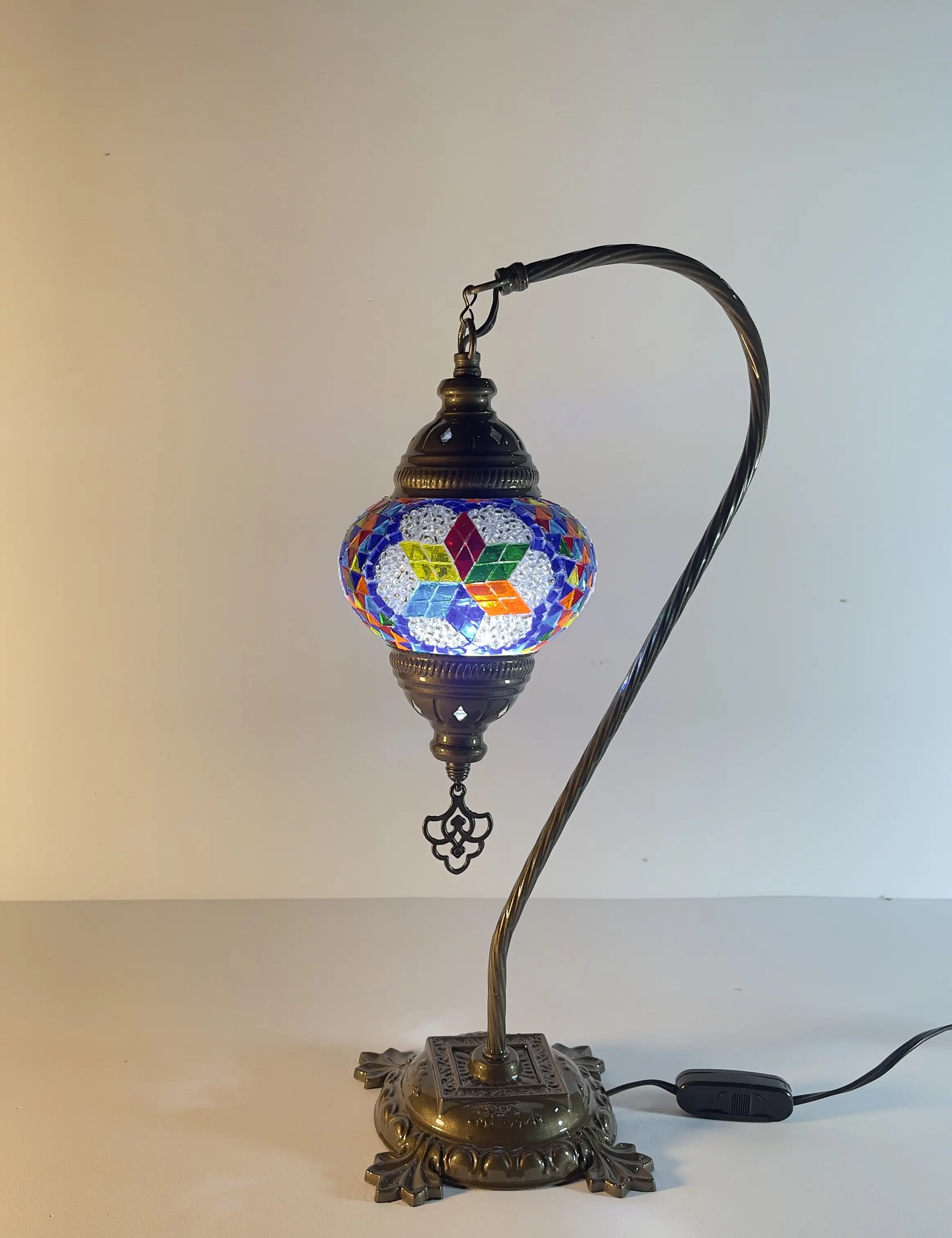 lampara-turca-mosaico-mesa-cisnero-2-modelo-1-fondo-blanco