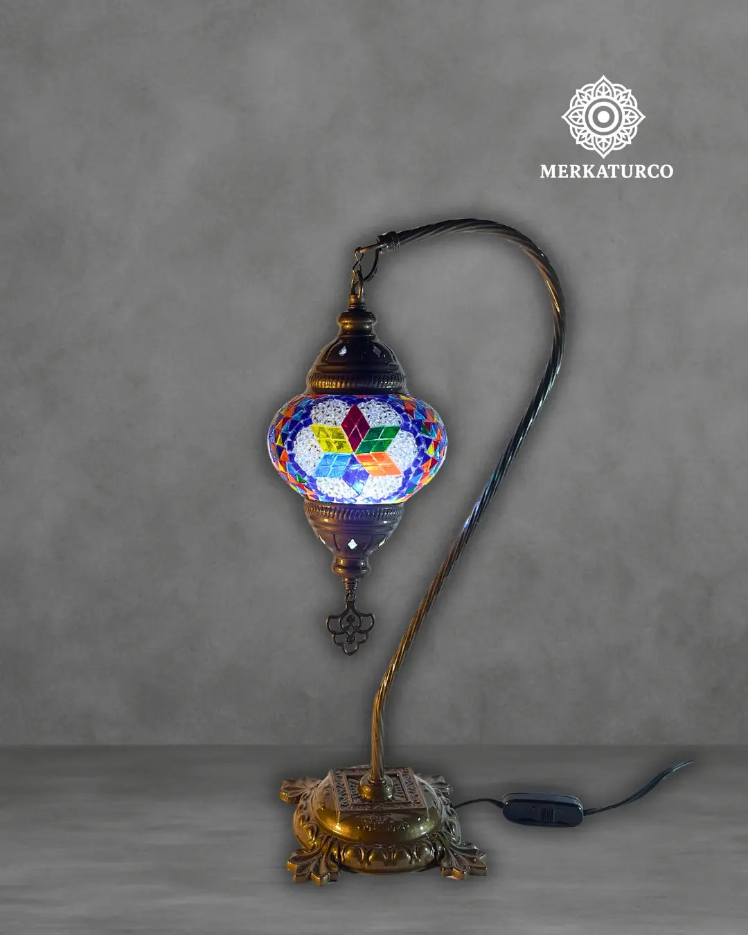 lampara-turca-mosaico-mesa-cisnero-2-modelo-1-fondo-concreto