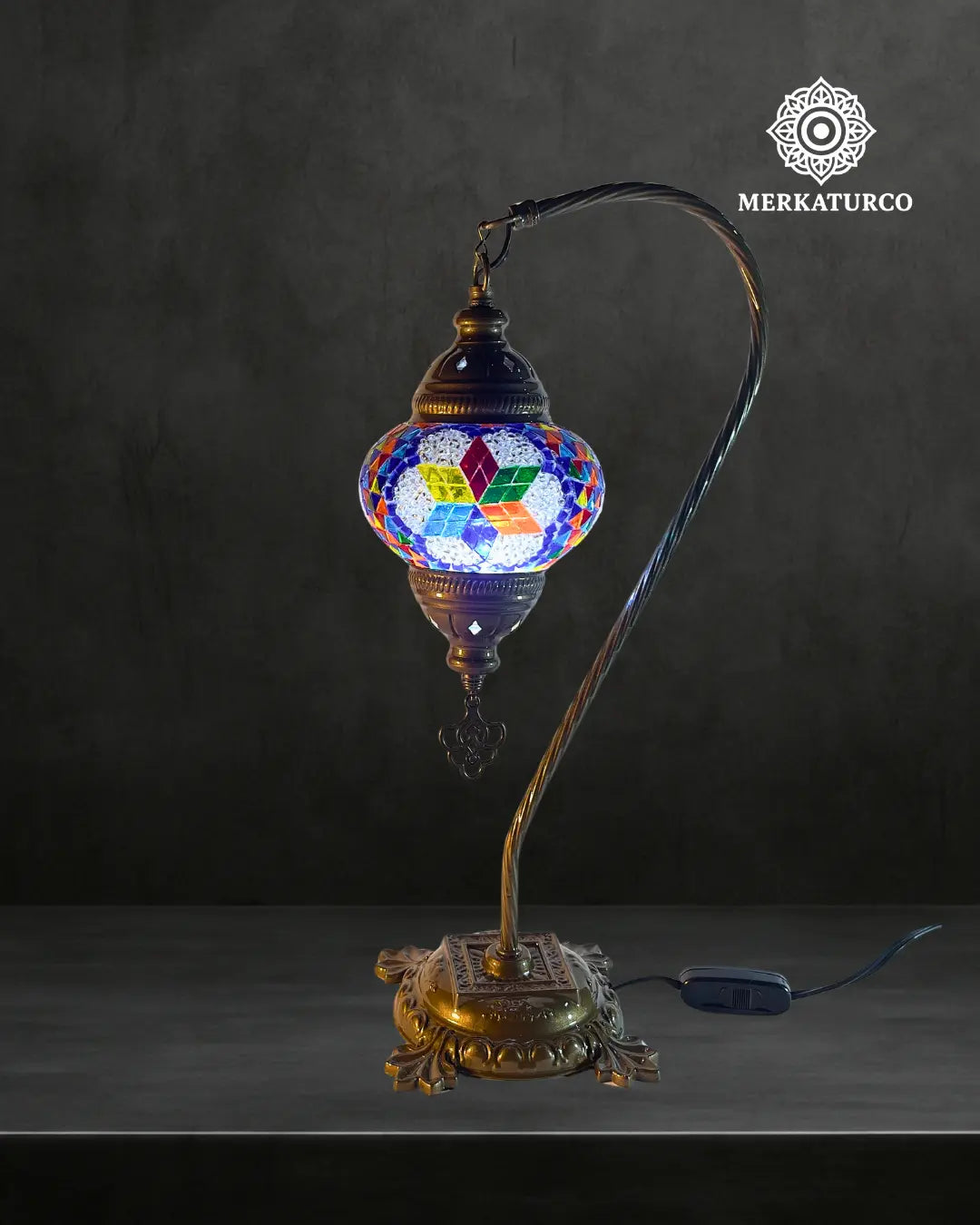 lampara-turca-mosaico-mesa-cisnero-2-modelo-1-fondo-oscuro