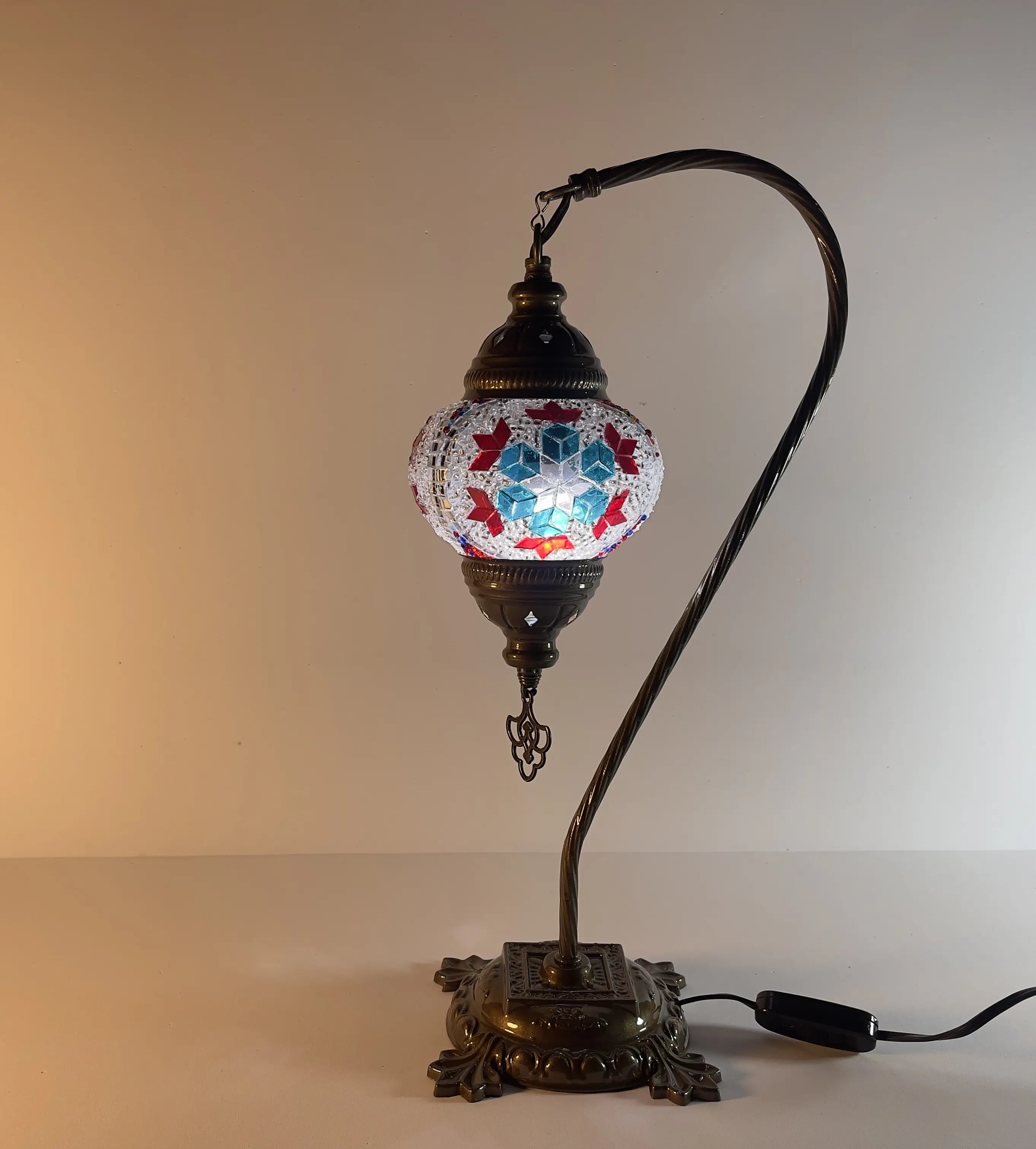 lampara-turca-mosaico-mesa-cisnero-2-modelo-2-fondo-blanco