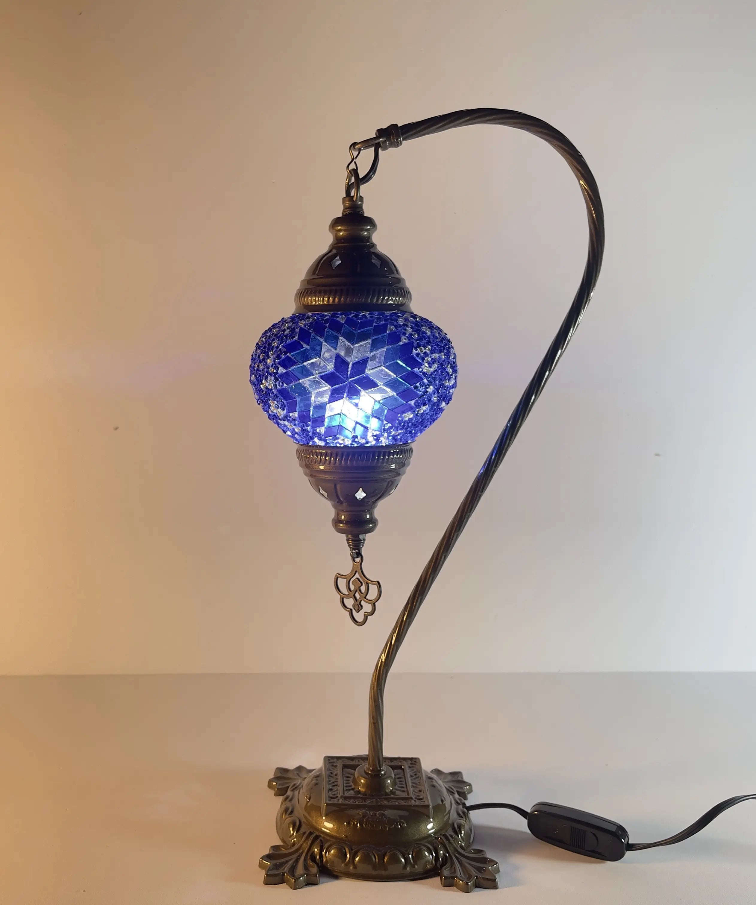 lampara-turca-mosaico-mesa-cisnero-2-modelo-4-fondo-blanco