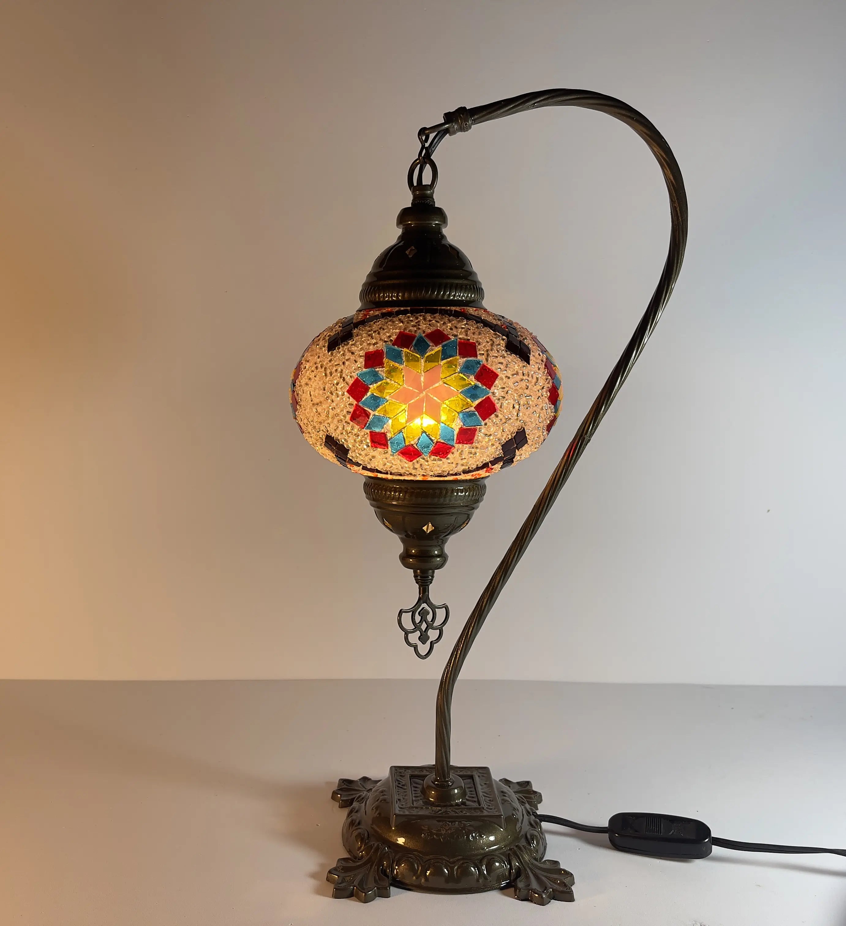 lampara-turca-mosaico-mesa-cisnero-3-modelo-1-fondo-blanco