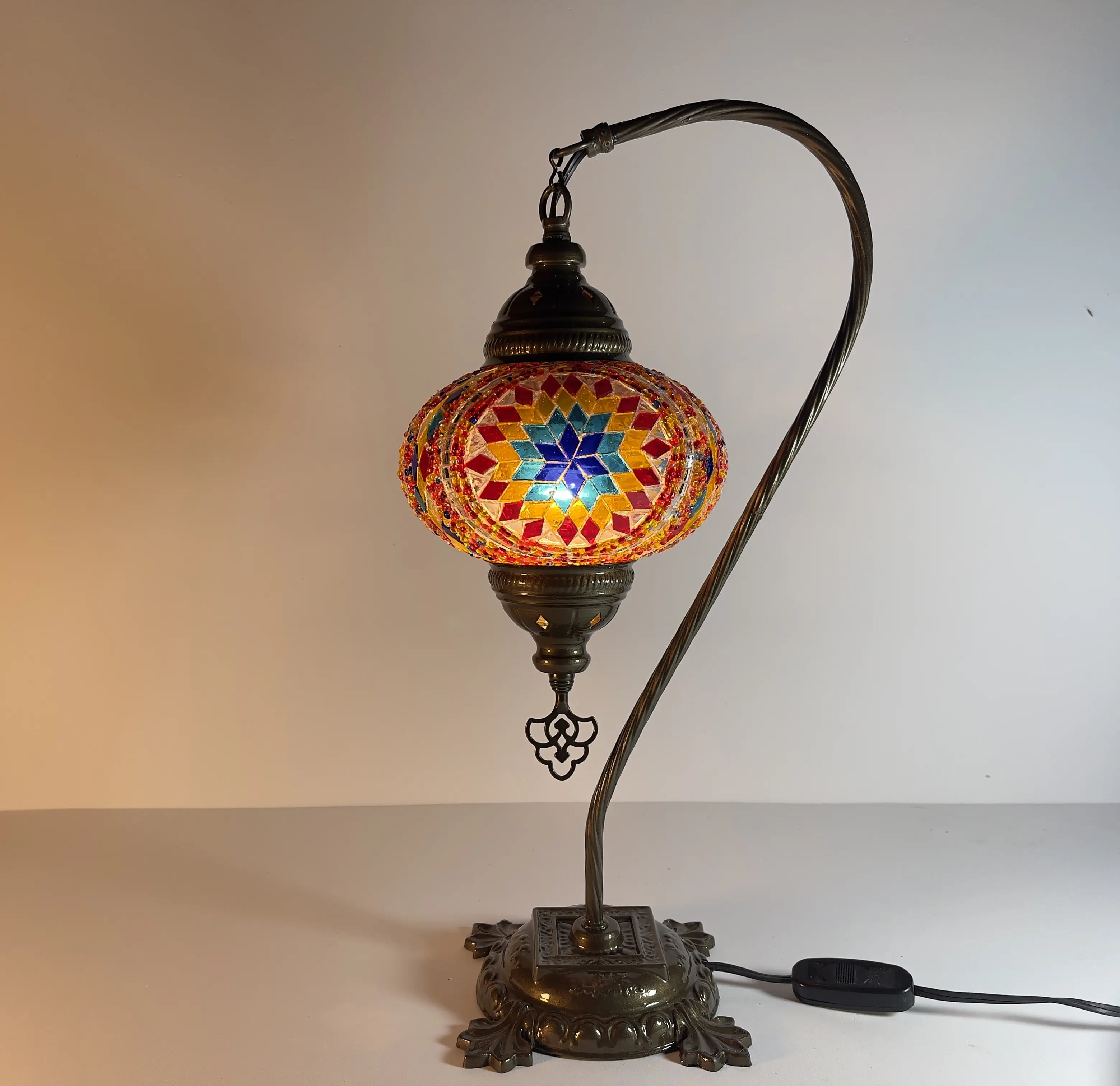 lampara-turca-mosaico-mesa-cisnero-3-modelo-2-fondo-blanco