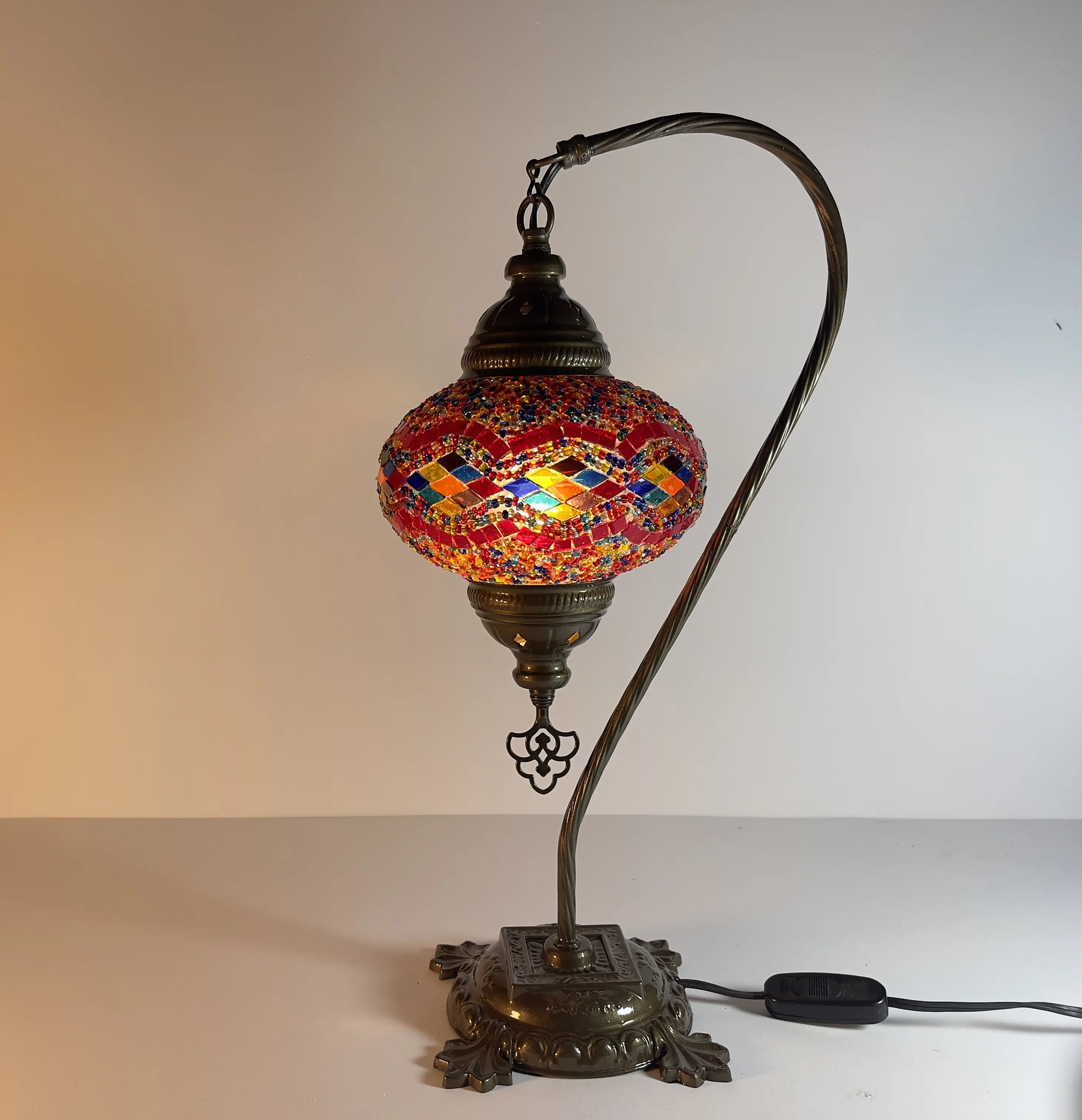 lampara-turca-mosaico-mesa-cisnero-3-modelo-3-fondo-blanco