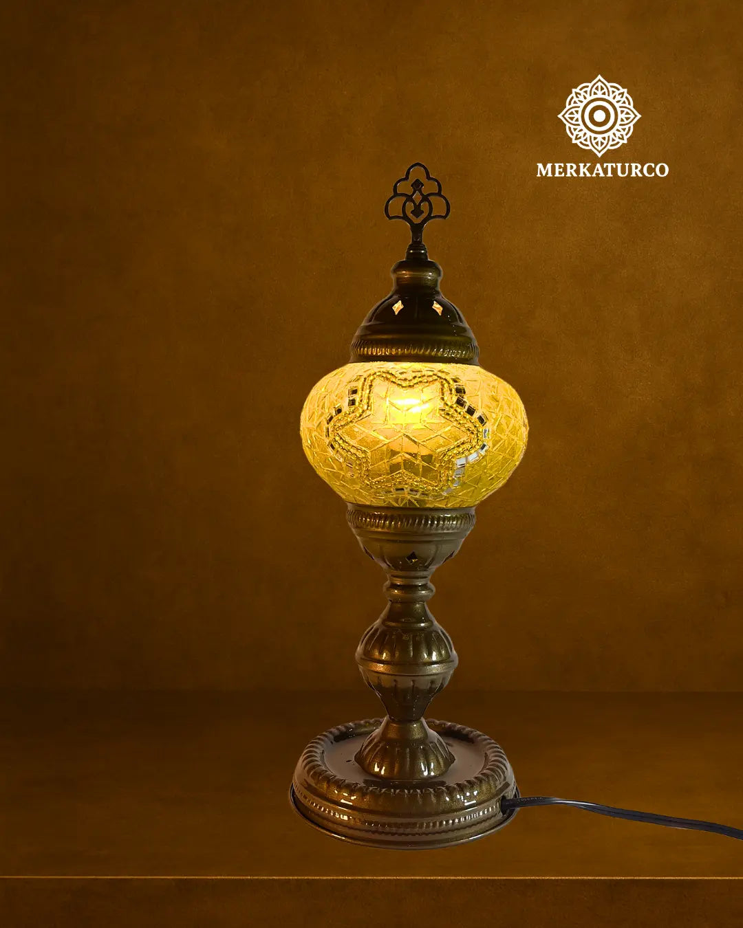 lampara-turca-mosaico-mesa-torre-2-corto-modelo-1-fondo-dorado