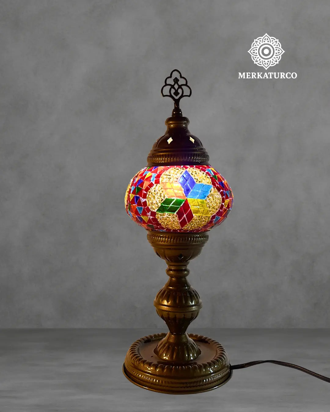 ELEVA TU ESPACIO CON LA ELEGANCIA ATEMPORAL DE LA ARTESANIA TURCA. LAMPARA DE MESA TORRE #2 CORTO MODELO 2