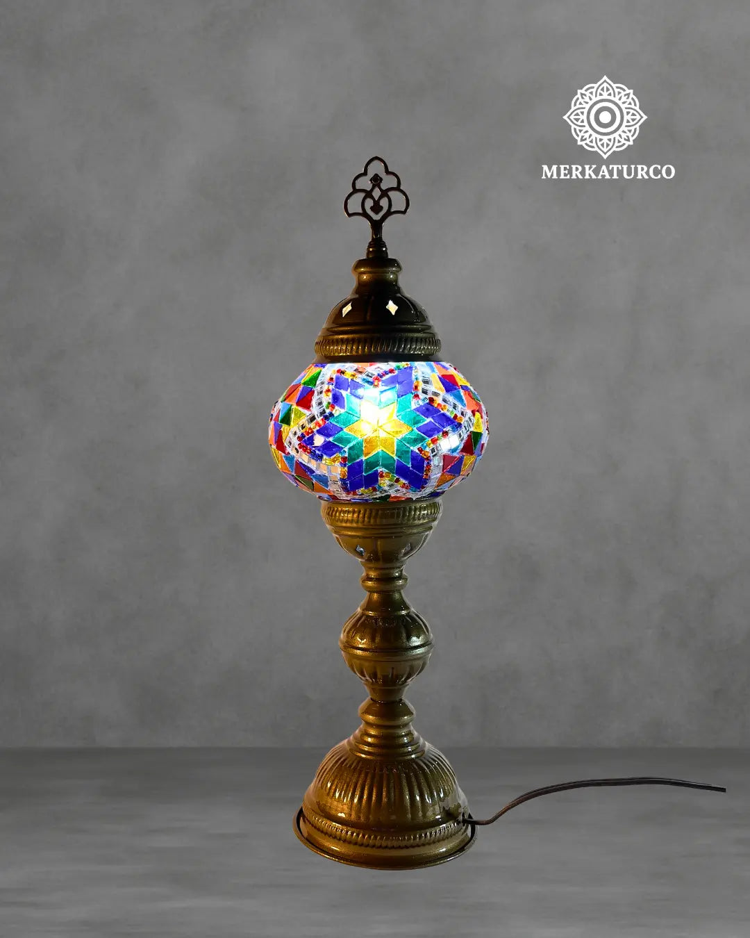 ELEVA TU ESPACIO CON LA ELEGANCIA ATEMPORAL DE LA ARTESANIA TURCA. LAMPARA DE MESA TORRE #2 LARGO MODELO 2