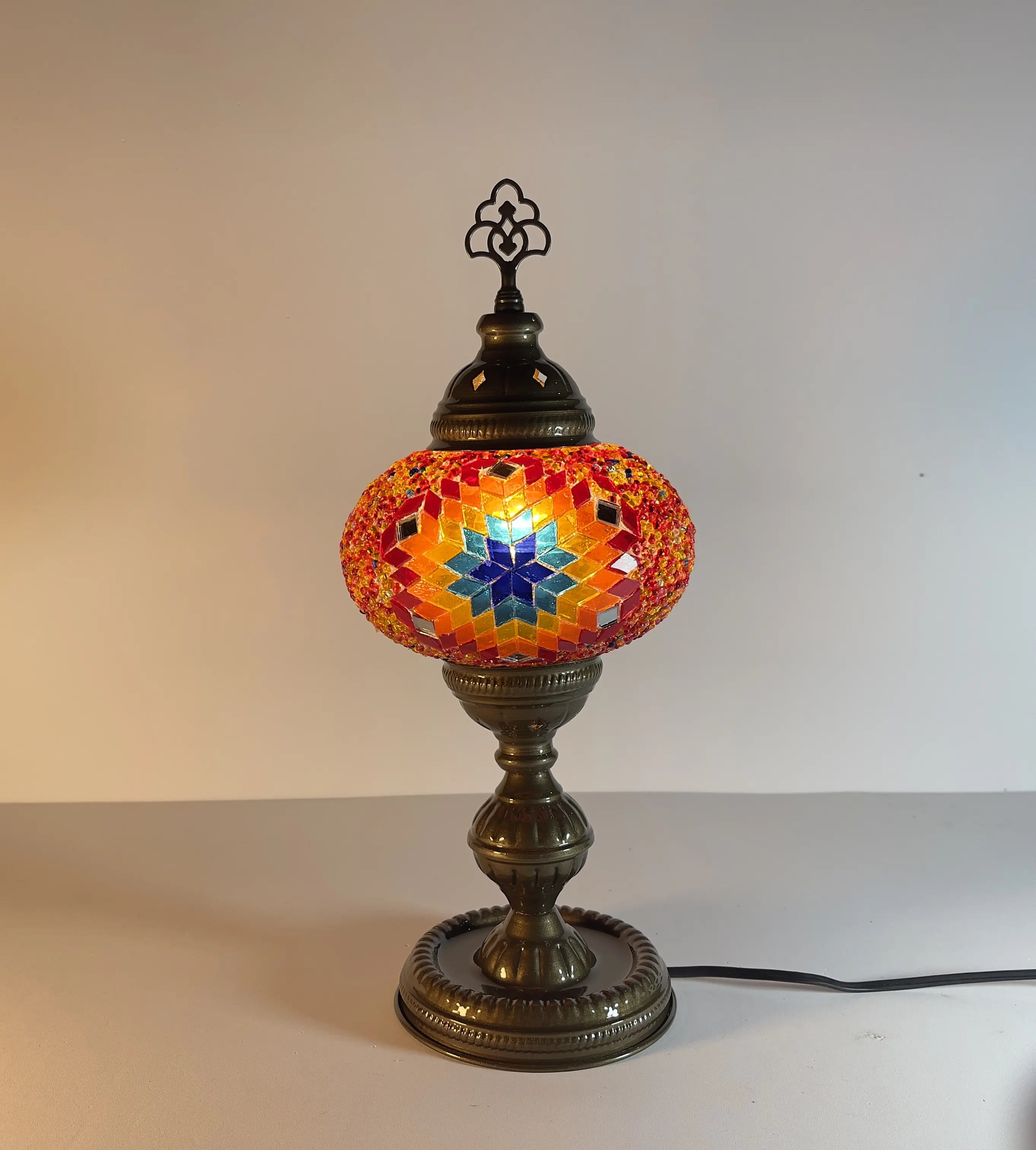 lampara-turca-mosaico-mesa-torre-3-corto-modelo-1-fondo-blanco