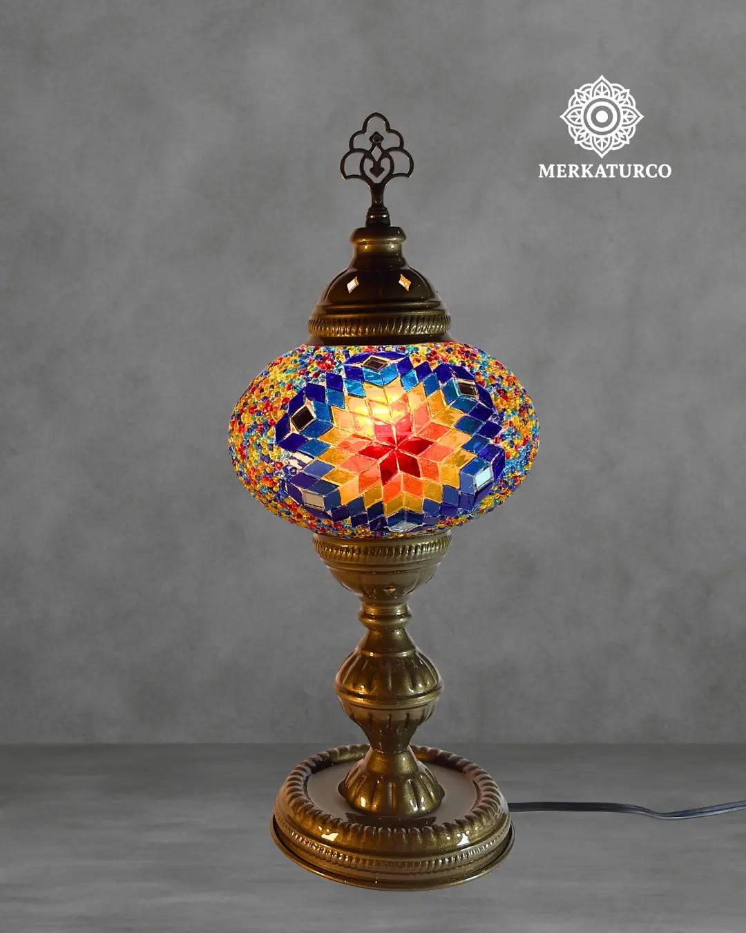 NO ES SOLO UNA LAMPARA, ES UN SIMBOLO DE AUTENTICIDAD. LAMPARA DE MESA TORRE #3 CORTO MODELO 2