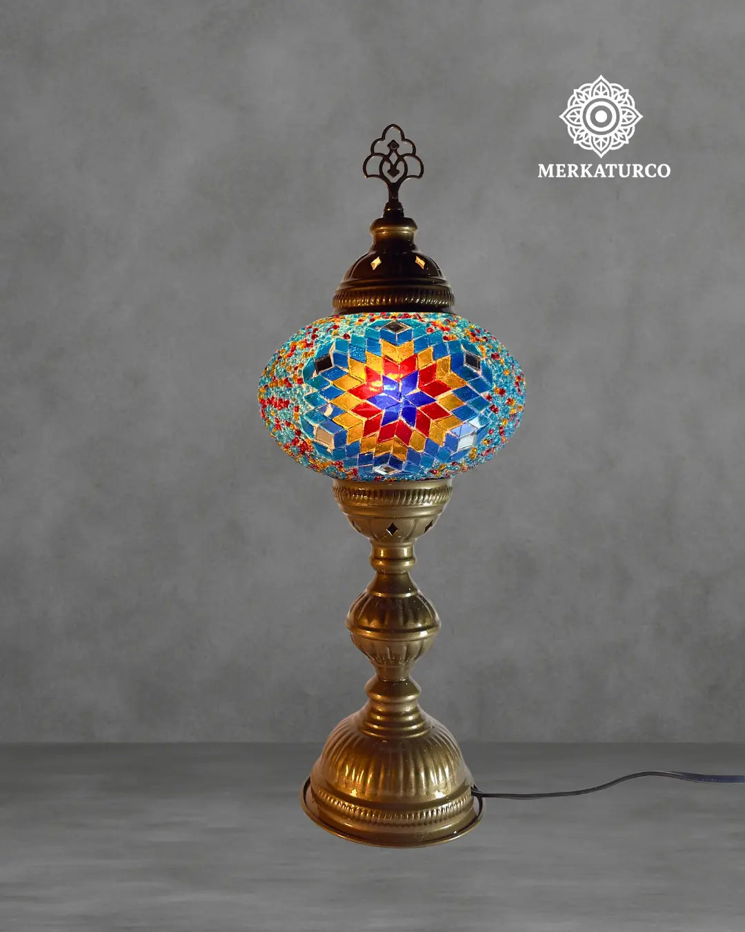 NO ES SOLO UNA LAMPARA, ES UN SIMBOLO DE AUTENTICIDAD. LAMPARA DE MESA TORRE #3 LARGO MODELO 2