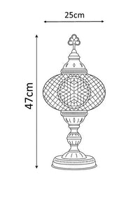 Lámpara turca de mesa con pantalla de mosaico espejado y base blanca metálica, perfecta para decoración oriental.